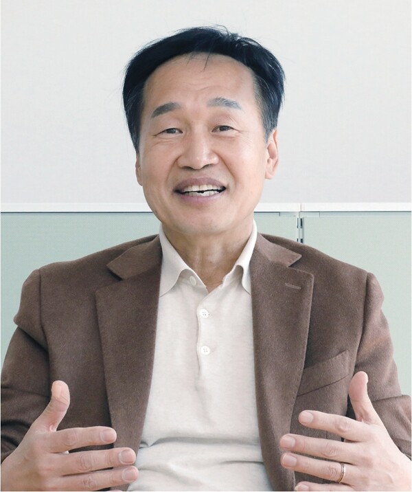 권진희 경상북도 물산업선도기업협의회 회장(주식회사 우리기술 대표이사)은 본지와의 인터뷰에서 “물산업선도기업에게 실질적인 도움을 줄 수 있는 방안을 마련하고 실행함으로써 매출 증대와 지역 경제 활성화는 물론, 해외시장에서 경쟁력을 강화하는데 일조 하겠다”는 각오를 밝혔다.