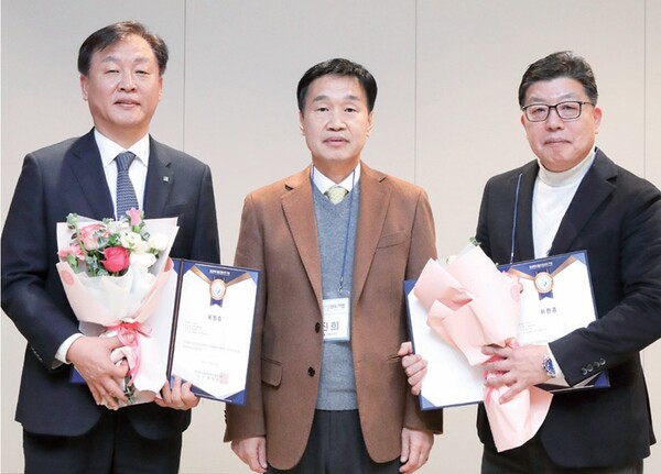 2025년 물산업선도기업으로 지정된 정창화 ㈜태성종합기술 대표이사(왼쪽)와 최성용 ㈜세원이엔이 대표이사(오른쪽)에게 협의회 회원증을 수여한 후 기념촬영 모습.