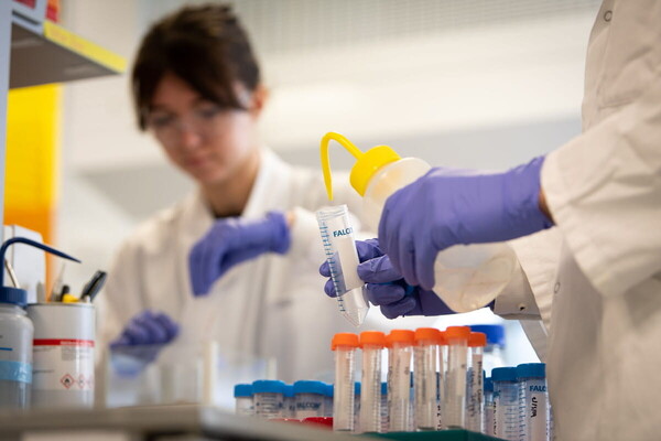 ǻ���Ǵ�Ƽ(Puraffinity)�� ����ȭȭ�չ�(PFAS) ���Ÿ� ���� ÷�� ������ �о��� ���� �������, �̱� ���� �����������߼���(ERDC)�� ���� ���� �� ���� ����(CRADA)�� ü���ߴ�. ������ ǻ���Ǵ�Ƽ(Puraffinity)�� ���������� PFAS ���Ÿ� ���� ���� ���. [������ó(Photo source) = ǻ���Ǵ�Ƽ(Puraffinity)]