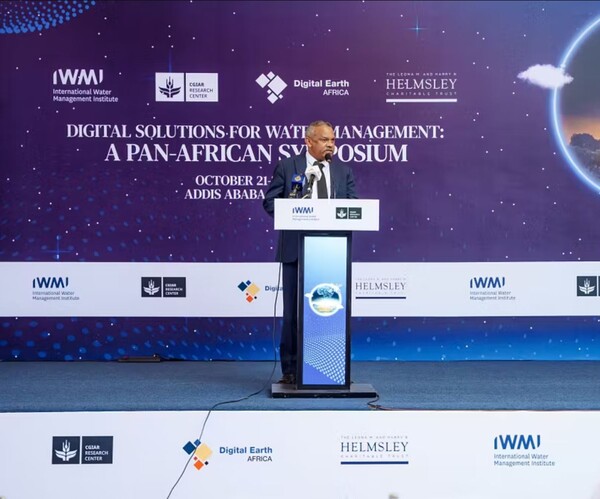 е ϸ(Abdisa Yilma) ƼǾ ְ  ȸĿ  ϰ ִ. [(Photo Source) = IWMI]