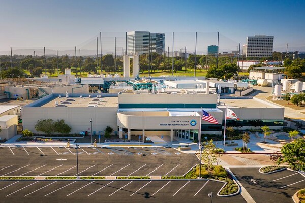 ĶϾִ  10Ⱓ ̿ 뷮  ÷θָ   Ǹ, ű  뷮  41%   ȴ.  Ʈ̽ ϴ  C. Ʋ ̿ ü(Edward C. Little Water Recycling Facility). [ó(Photo Source) = Ʈ̽ (West Basin Municipal Water District)]