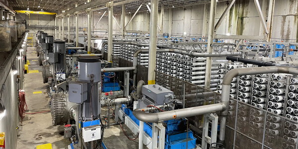 �̱� ���ĺ��� ���ȭ �ü�(Tampa Bay Desalination Plant, ����)�� �������� �۷ι� ����ȯ�� ����� �ǽÿ���(ACCIONA)�� �ֵ��� �������� ����ȭ ���縦 �Ϸ��Ͽ� 10�� �� ���� �ְ� ���귮�� �޼��ߴ�. [������ó(Photo source) = �ǽÿ���(ACCIONA)]