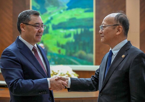 �ƽþư�������(ADB)�� Ű���⽺��ȭ���� ���� ���� ��ǥ�� �����ϱ� ���� 2025����� 2027����� 7�� �޷� �̻��� �����ϴ� ���� �����ӿ�ũ�� ���Ӱ� �����Ѵ�. ������ ĭ�� ADB ���簡 ����ũ���� Ű���⽺��ȭ�� ��� ���ķ��� ������� ������ ���. [��������(Photo Source) = ADB]