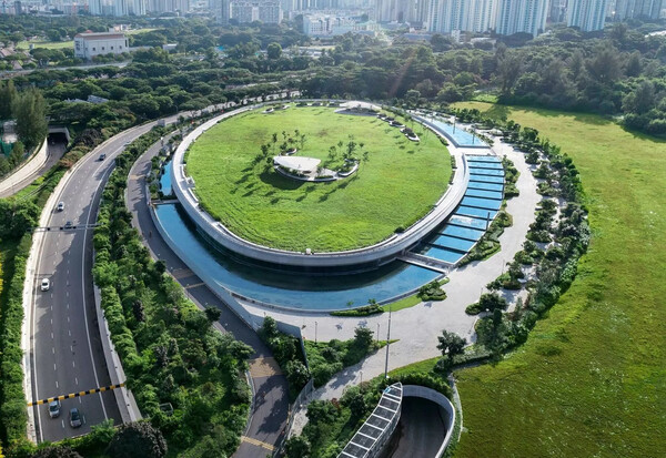 �̰����� PUB�� �������� �ű� ���ȭ �÷�Ʈ�� ���� Ÿ�缺 ���縦 �����Ѵ�. �̹� ����� ���� ������ �̽�Ʈ ���ȭ �÷�Ʈ(Marina East Desalination Plant, ����)�� ������ �̰����� PUB���� Ÿ�缺�� ���Ѵ�. [������ó(Photo source) = �̰����� (PUB)]