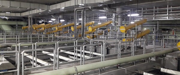 �̰����� PUB�� ���� �ؼ����ȭ �÷�Ʈ���� ���� ������ ���� ó�� �ü��� �����ϱ� ���� ���� �ǹ��� ���� ���ϰ����� Ȱ���ϴ� ��� �� ���� ��� �÷�Ʈ(Dual-mode Plant) �Ǽ��� Ÿ�缺�� �����Ѵ�. ������ ���� ������ �̽�Ʈ ���ȭ �÷�Ʈ(Keppel Marina East Desalination Plant)�� ���� ��� �÷�Ʈ(Dual-mode Plant). [������ó(Photo source) = �̰����� (PUB)]