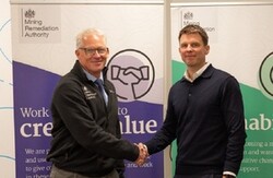 Į ����(Carl Banton)&nbsp; ���꺹��û(Mining Remediation Authority) ������ ũ���� �����(Chris Deadman) ���Ǿ(Alpheus) ��ǥ�̻�.&nbsp;[��������(Photo Source) = ���� ����(UK GOV)]