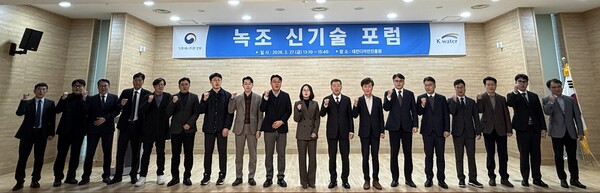 �ѱ����ڿ������ �Ρ������С��� ������ �� 180���� ������ ���  ������ �ű�� �������� ����, ���� ������ ���� �پ��� �ű���� ��å ������ �����ߴ�. [������ó = �ѱ����ڿ�����]