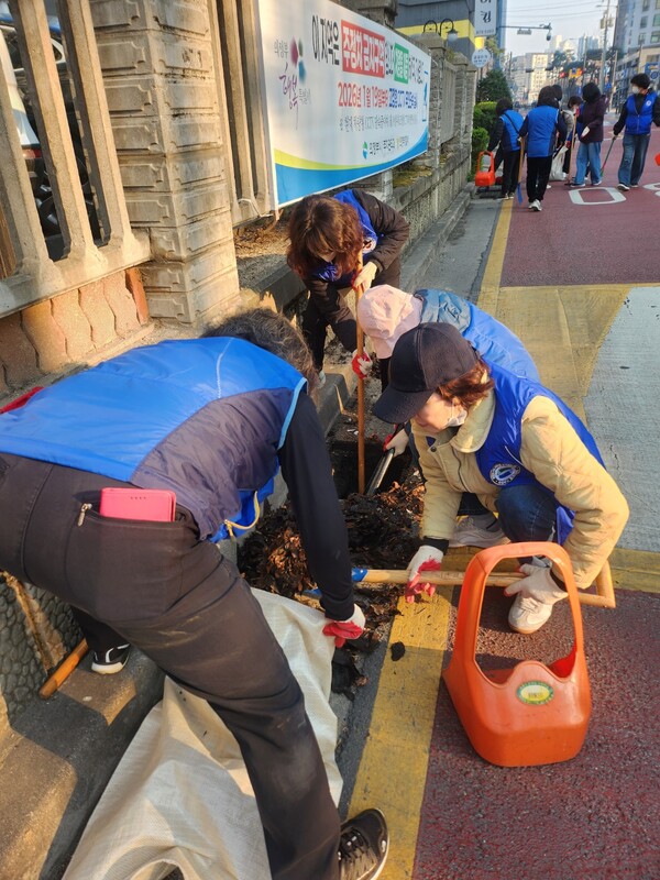 �����ν� ������1���ֹμ���(���� �����)�� 4�� 2�� ���ö ��� �������� ���� û�Ҹ� ���� ħ�� ���� ����� ������ ����ȯ�� ������ ������. [�������� = �����ν�û]