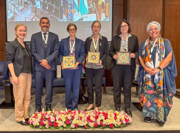 Ÿ��Ű��ź �μ���(Dushanbe)���� ���� ��4�� ���� �ൿ 10���� �����Ӱ��ɹ����� ���� ��(Water for Sustainable Development)�� ������ ����ȸ�ǿ��� ����������������(IWMI)�� ���±�� �����ڵ��� ����Կ��� �ϰ� �ִ�.&nbsp;[��������(Photo Source) = ����� �˸���ι�(Feruza Alikulova)/IWMI]
