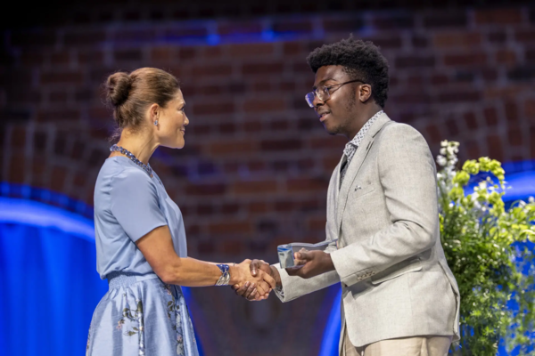 ����Ȧ�� ���� ���(Stockholm Water Foundation)�� �� ���� ���� ���� ������� �����ϴ� ���� �ְ� ����Ȧ���� ���� ���� �� ���� �濬��ȸ��. ���ش� ĳ���� ���ݵ鷣�� ����(Newfoundland and Labrador)�� ����Ʈ����(St. John's)�� ���Ƽ �Ƶ��׺���(Moroti Adegboyega)��, �ΰ�����(AI)�� �ڼ��� ������ ������ �ö�ƽ�� ���������� �����ϴ� �÷��� '�����������ƽ��(Ecoferroquatics)'�� �����߽��ϴ�. ������ ���ε��� ���丮�� �ռ��డ ���Ƽ �Ƶ��׺������� ���� �����ϴ� ���. [��������(���� ��ó) = ����Ȧ�������]