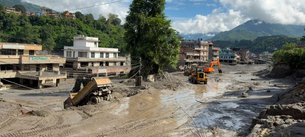 ������(Laxmi)-������(Prasad)-��������(Ngakhusi) ���� �ٱ׸�Ƽ ��(Bagmati)�� �ǹ����� ��ȫ���� ���� ���뿡 �ڵ��� ä ���� �ִ�. [������ó(Photo source) = ���ϼ���(UNICEF) / ���� ����(UN News)]