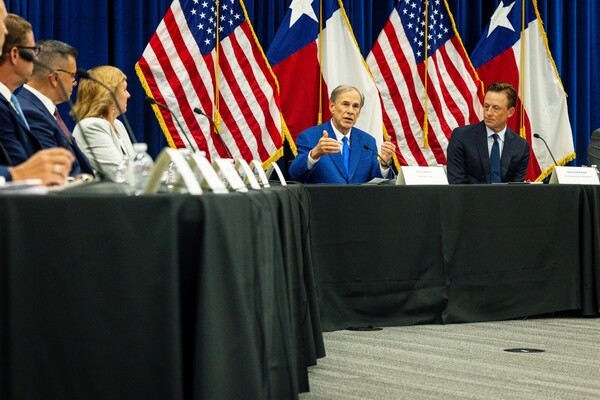 �׷��� �ֹ�(Greg Abbott) �̱� �ػ罺 �����簡 ��ǰ� �������̹���(ONCD)�� �� �ɾ�ũ�ν�(Sean Cairncross) �������̹������ �Բ� �ػ罺�� ���ϼ��� �ü��� ���̹������� ��ȭ�ϴ� ��������Ʈ ���ͼε� 250(Project Watershed 250)���� ����ߴ�. [������ó(Photo Source) = �̱� �ػ罺�� �������(Texas Governor��s Office)]