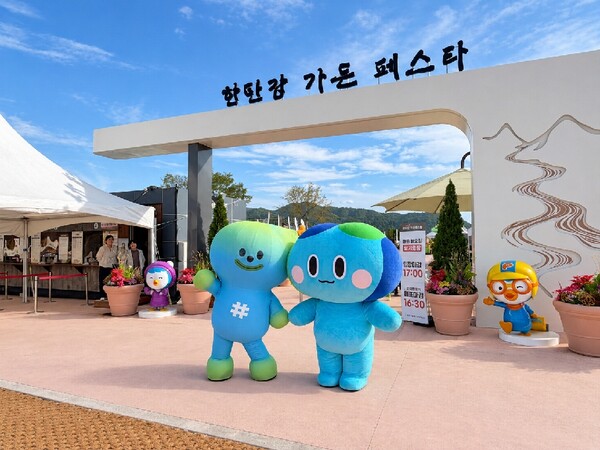 ��õ�� ĳ���� �����츮���� ��⵵ ĳ���� �������̡��� �Բ� ��ź�� ��������(�����佺Ÿ)�� �׶���Ÿ�� �Ƹ� �˸��� ���� ȫ���� ������. [�������� = ��õ��û]